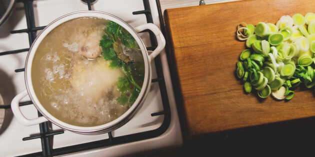 Рецепт: кок-а-лики — шотландский куриный суп с луком-пореем и черносливом. Бросьте букет гарни в кастрюлю