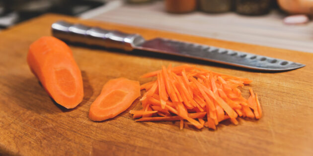 Как приготовить красный борщ с говядиной: Морковь порубите соломкой
