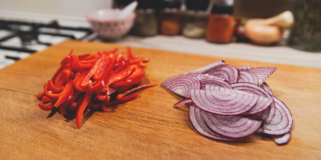 Тёплый салат с кальмарами консервированными, рецепт: Мякоть болгарского перца нарежьте полосками, лук — тонкими полукольцами
