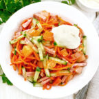 5 salatov s kolbasoj, kotorye gotovyatsya maksimum 10 minut