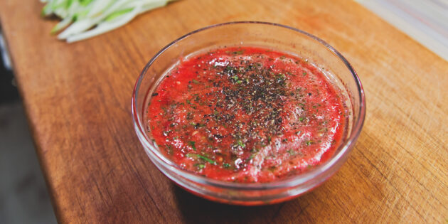 Рецепт спагетти из кабачка: Добавьте в томатный соус зелень, соль и перец.