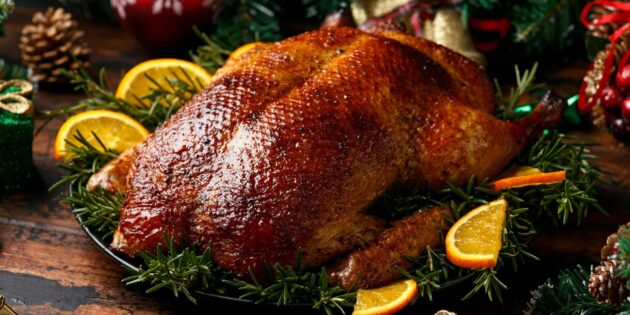 Лучшие вторые блюда из мяса на Новый год: запечённая утка в клюквенно-апельсиновой глазури