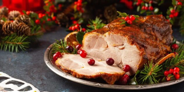 Лучшие вторые блюда из мяса на Новый год: свиная шея, запечённая в духовке