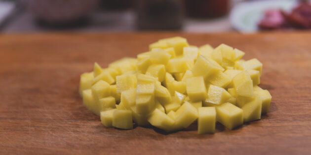 Фасолевый суп, рецепт: Картофель нарубите кубиками или соломкой и забросьте в суп вместе с лавровым листом