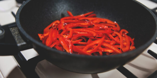 Как приготовить тёплый салат с кальмарами: пассеруйте перец