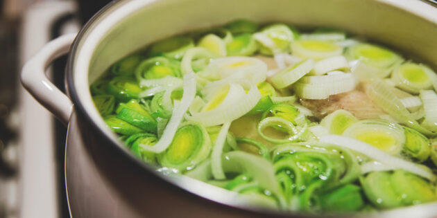 Рецепт: кок-а-лики — шотландский куриный суп с луком-пореем и черносливом. Всыпьте к курице и травам примерно две трети порея