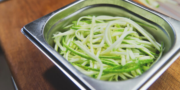 Рецепт спагетти из кабачка: Кабачки выложите в миску, посолите, сбрызните маслом и оставьте на пару минут