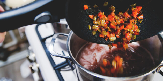 Как приготовить фасолевый суп: добавьте в кастрюлю зажарку и готовьте ещё минут пять