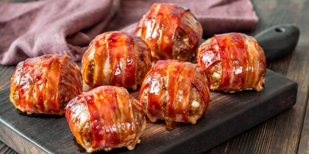 Лучшие вторые блюда из мяса на Новый год: мясные шарики, запечённые в беконе