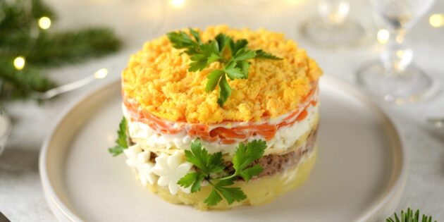 Лучшие салаты на Новый год — 2024: салат «Мимоза» с маринованным луком и сыром