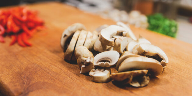 Рассыпчатая гречка с грибами и овощами: Помидоры порежьте кубиками, грибы — ломтиками