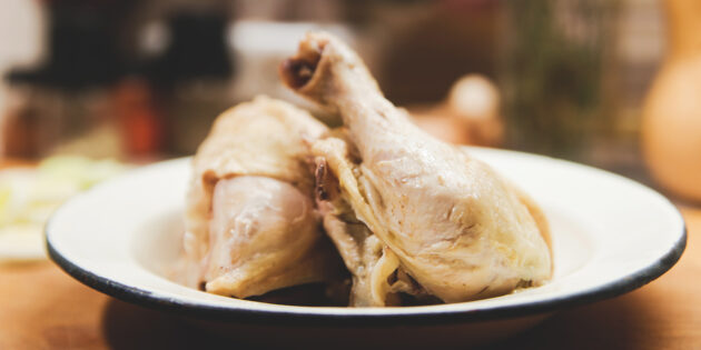 Рецепт: кок-а-лики — шотландский куриный суп с луком-пореем и черносливом. Аккуратно (она будет разваливаться) выложите на тарелку курицу