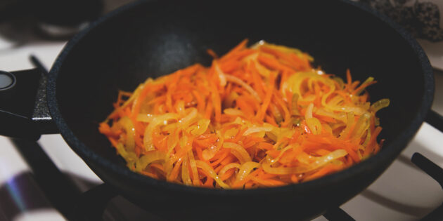 Как приготовить красный борщ с говядиной: спассеруйте лук и морковь до мягкости