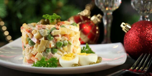Лучшие салаты на Новый год — 2024: классический оливье с колбасой