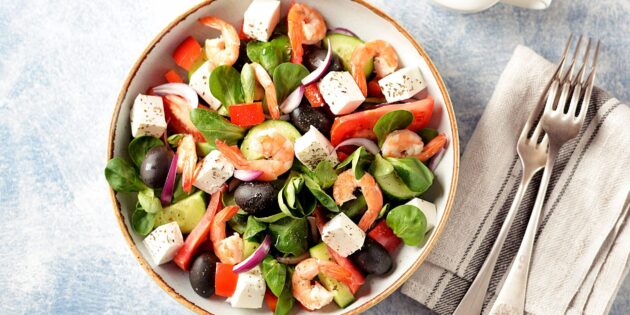 Лучшие салаты на Новый год — 2024: греческий салат с креветками и горчичной заправкой