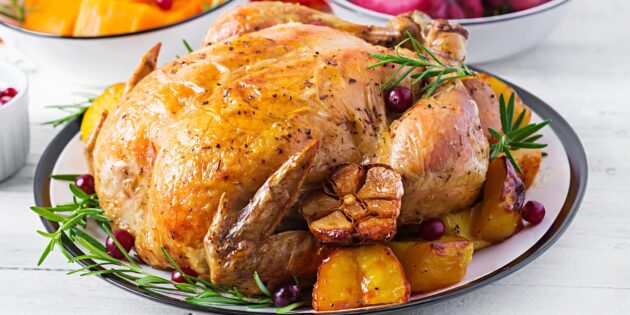 Рецепты: горячие блюда на Новый год — 2024. Фаршированная курица с клюквой и фисташками