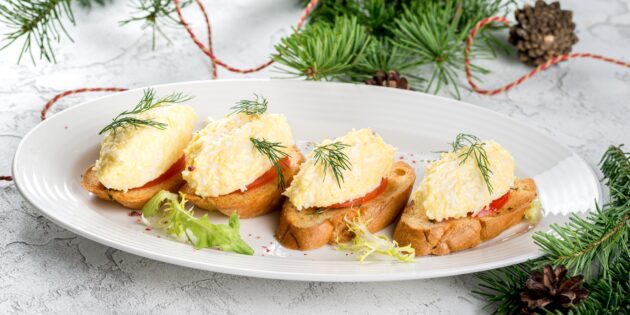 Бутерброды на Новый год с сыром и помидорами 