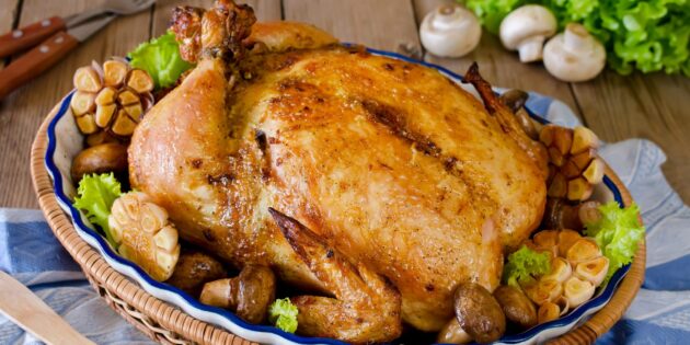 Лучшие вторые блюда из мяса на Новый год: фаршированная курица с начинкой из бекона и зелени