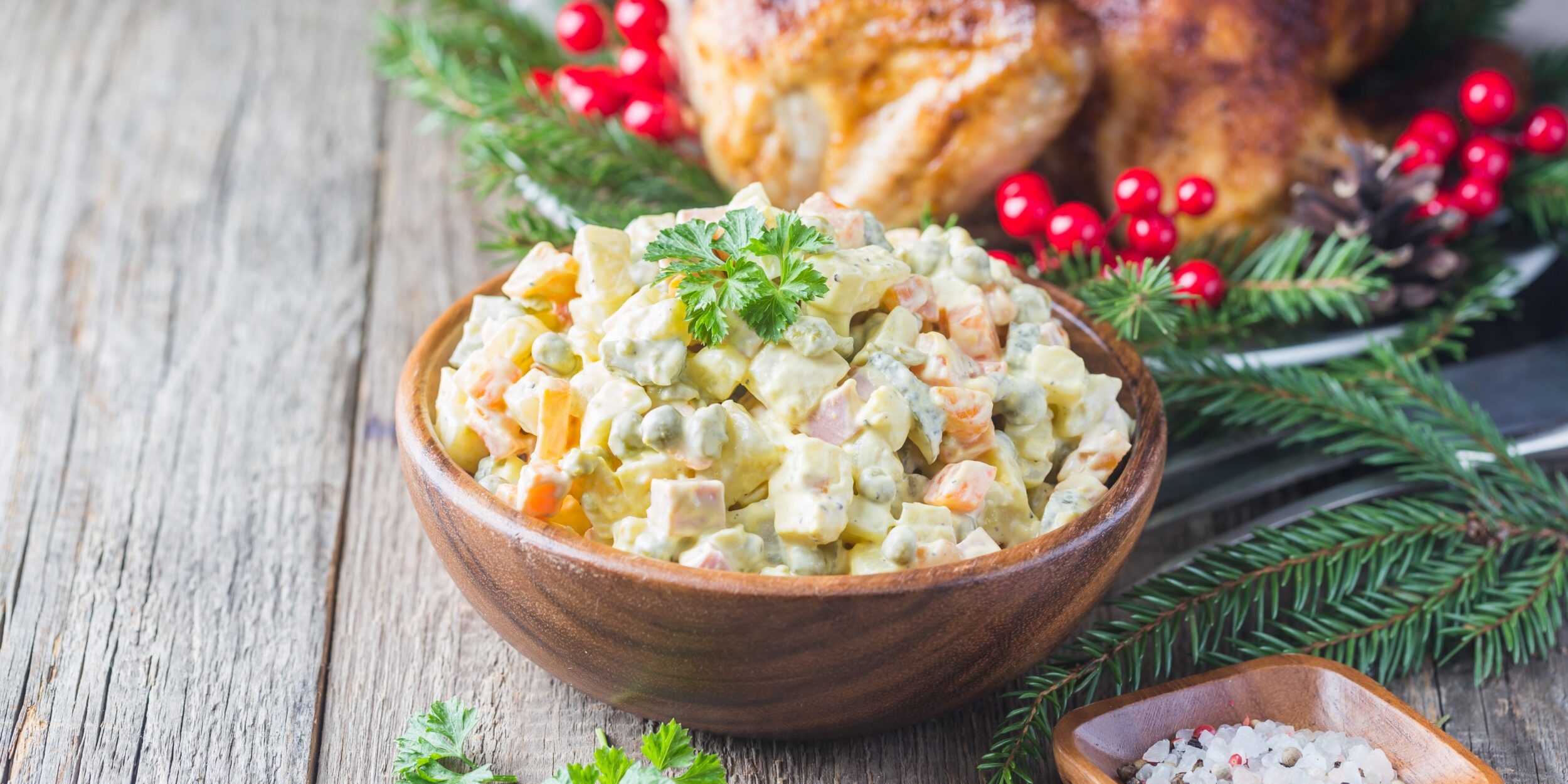 Оливье с копчёной колбасой, кукурузой и горошком: рецепт — Лайфхакер