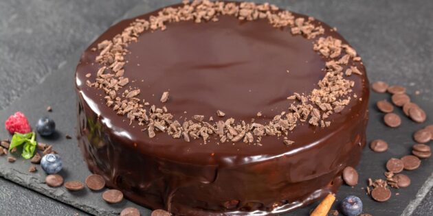 Лучшие торты на Новый год — 2024: шоколадный торт с варёной сгущёнкой
