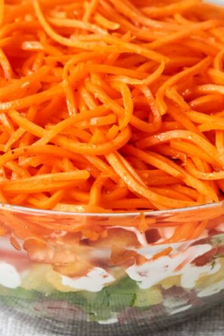 Салат с корейской морковью, колбасой и картофелем
