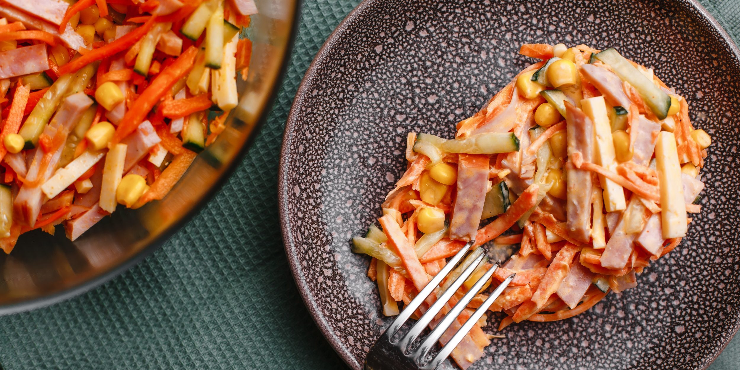 Салат с корейской морковью, ветчиной и кукурузой: рецепт - Лайфхакер