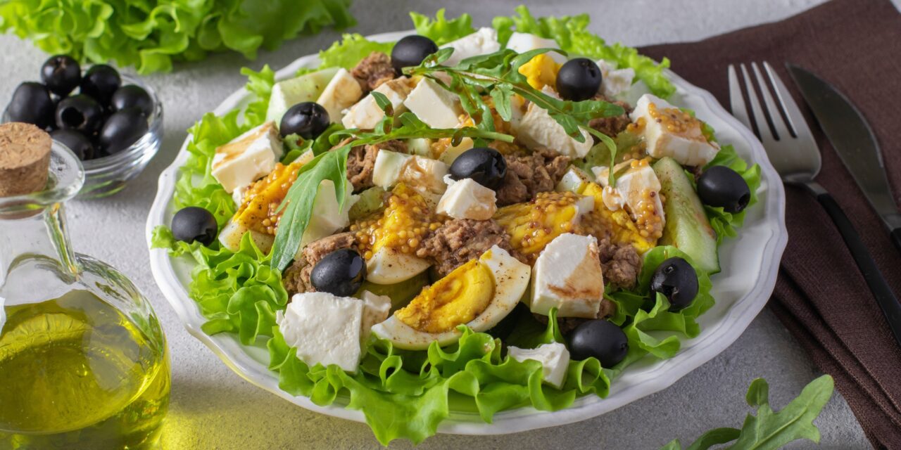 Салат с тунцом, яйцами, фетой и маслинами
