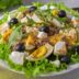 Салат с тунцом, яйцами, фетой и маслинами