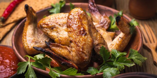 Лучшие вторые блюда из мяса на Новый год: жареные куриные крылья с соевым соусом и сметаной