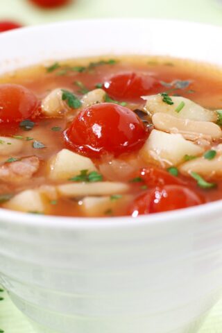 Суп с консервированным тунцом, фасолью и помидорами черри