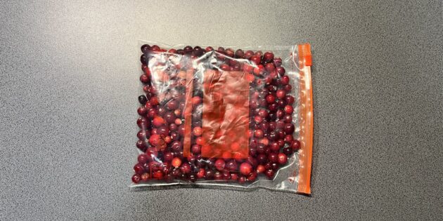 Как заморозить клюкву на зиму: разложите ягоды по пакетам