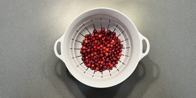 Откиньте ягоды на дуршлаг