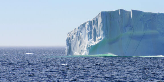 Самый большой в мире айсберг откололся и поплыл к Южному океану