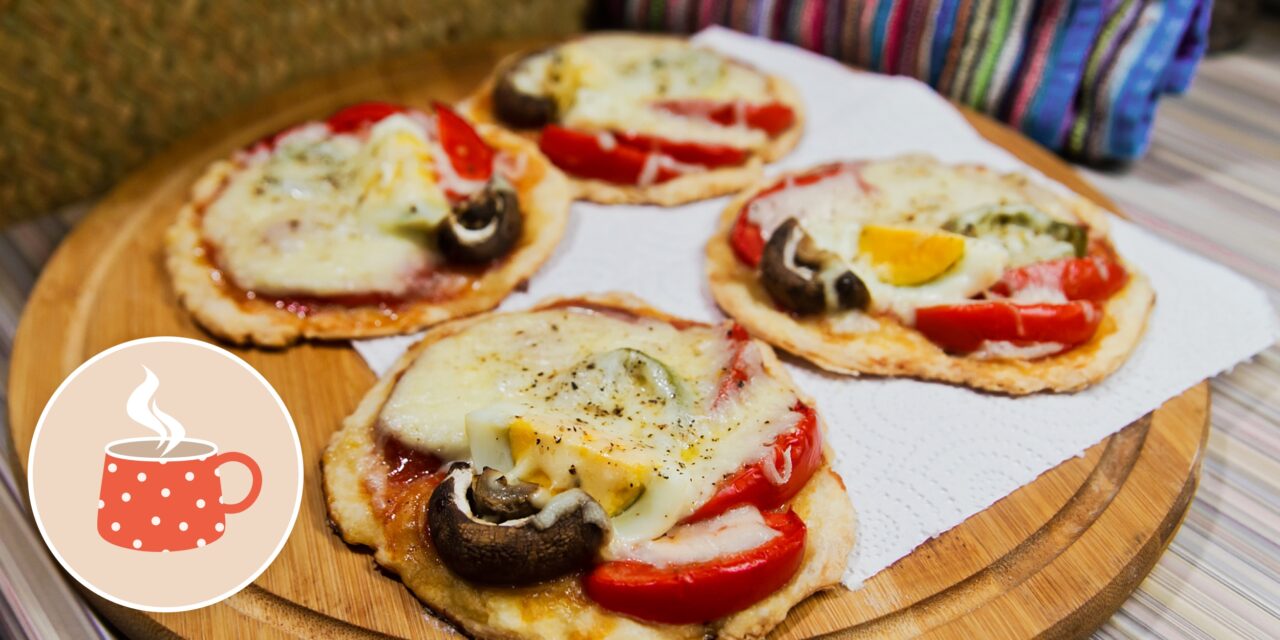 Рецепт с историей: мини-пиццы с колбасой и грибами на рубленом тесте