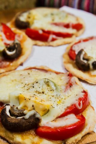 Рецепт с историей: мини-пиццы с колбасой и грибами на рубленом тесте