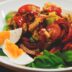 Рецепт с историей: тёплый салат с консервированными кальмарами, сладким перцем и помидорами
