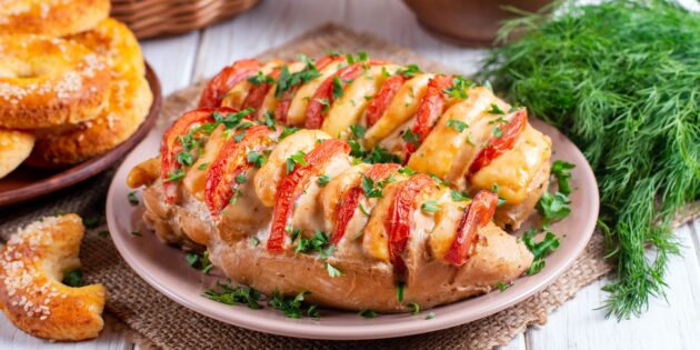 Лучшие вторые блюда из мяса на Новый год: запечённые куриные грудки с помидорами и сыром