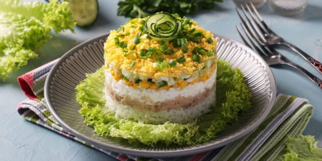 Лучшие салаты на Новый год — 2024: слоёный салат с рисом и печенью трески