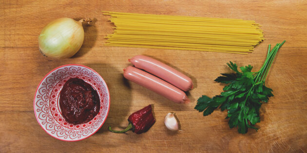 Спагетти с сосисками: подготовьте ингредиенты