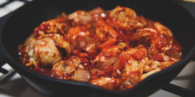 Рецепт чахохбили: Выложите помидоры в сковородку к курице, туда же добавьте томатную пасту и чернослив