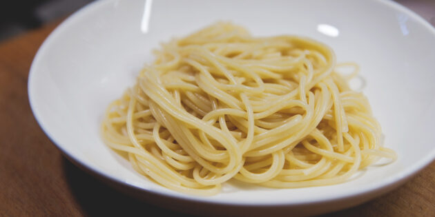 Как приготовить спагетти с сосисками: Выложите спагетти на тарелку
