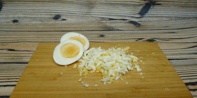 Салат «Русская красавица», рецепт: Яйца отварите вкрутую. Остудите и натрите на крупной тёрке.