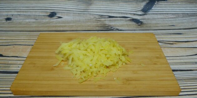 Салат «Русская красавица», рецепт: Если хотите добавить картошку, отварите её и натрите на крупной тёрке