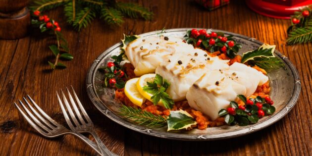 Вторые блюда из рыбы на Новый год — 2024: Запечённая рыба с лимоном и сливочным маслом