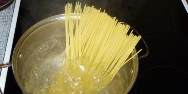Спагетти с томатным соусом и шпинатом, рецепт: Спагетти отварите до готовности и откиньте на дуршлаг