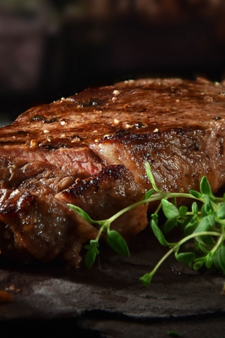 Стейки из говядины с соевым соусом на сковороде