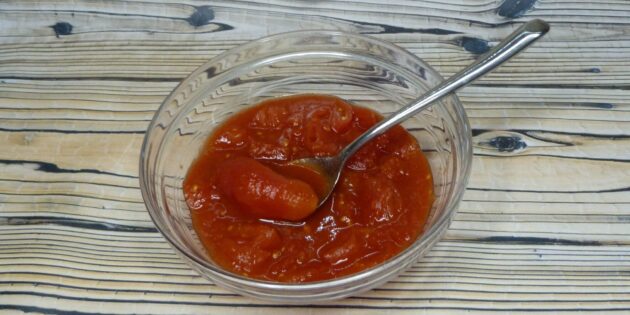 Спагетти с томатным соусом и шпинатом, рецепт: Помидоры нарежьте небольшими кусочками.