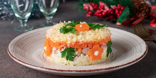 Простое меню на Новый год — 2024: слоёный салат с курицей и сыром