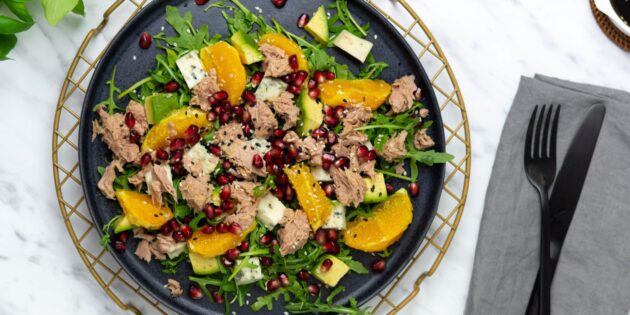 Салат с тунцом, помидорами и маслинами - кулинарный рецепт.