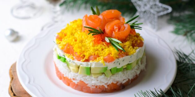 Салаты из рыбы на Новый год — 2024: Слоёный салат с красной рыбой и авокадо